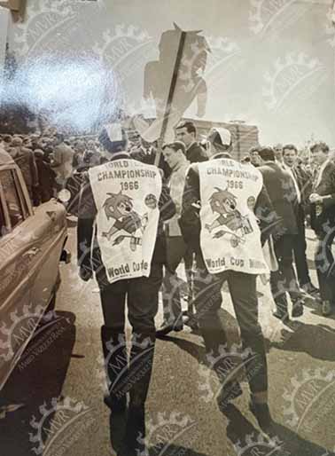 Inglaterra, 1966 - Edecanes con señalamientos de la World Championship